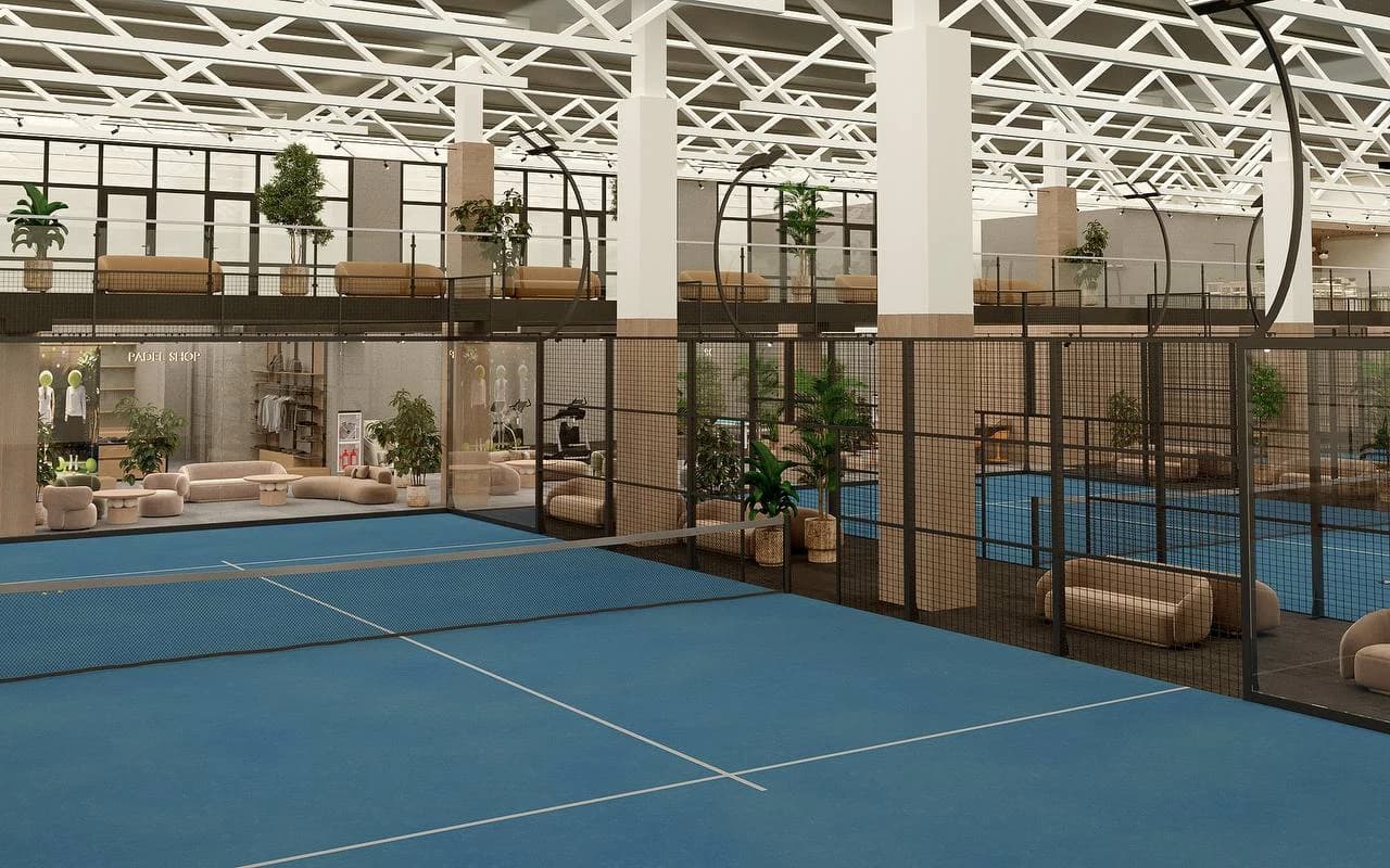 Корт и витрина клубного магазина Padel Shop за стеклом